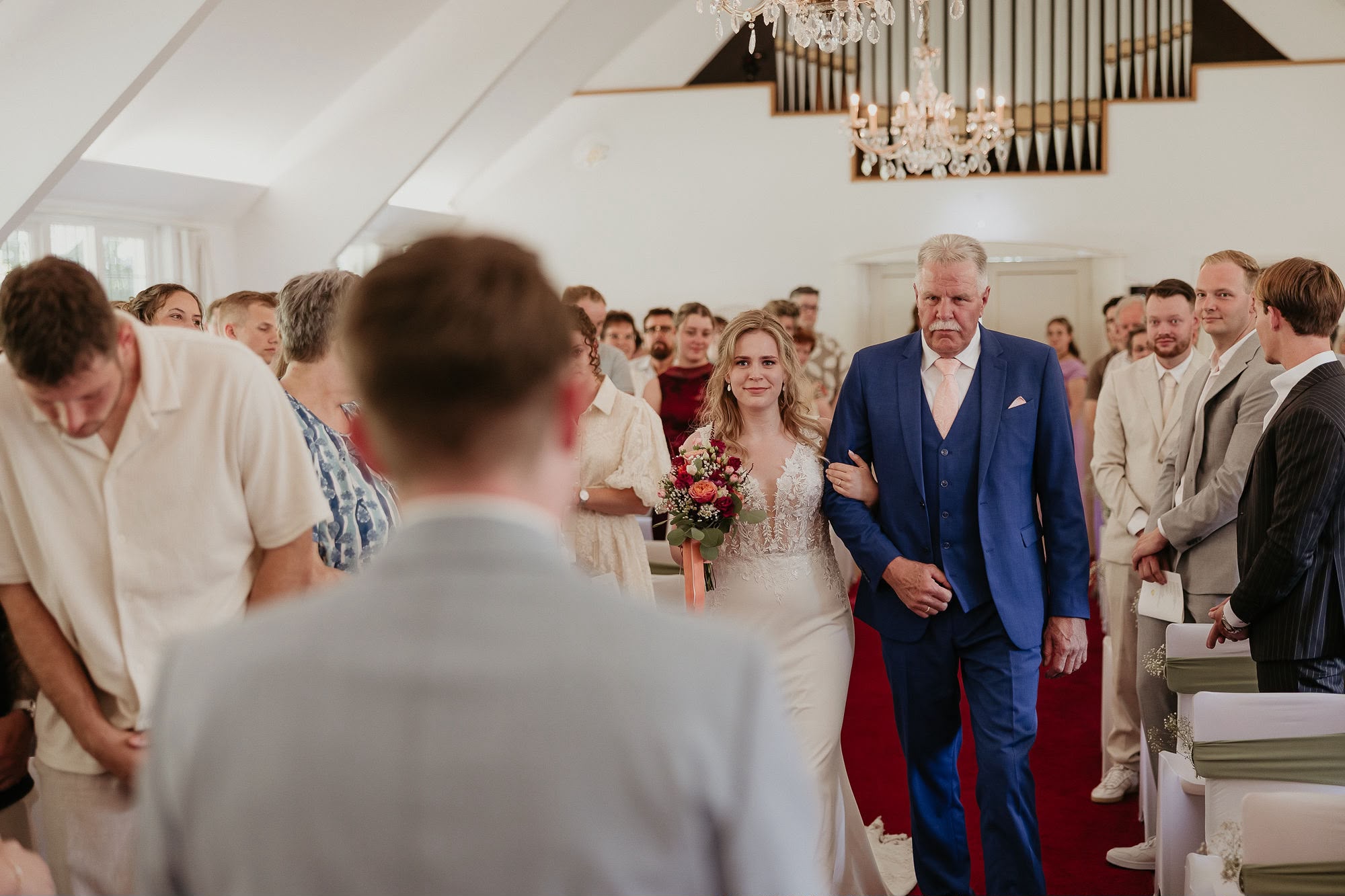 Bruid tijdens de intocht in het kerkje op trouwlocatie in Overijssel
