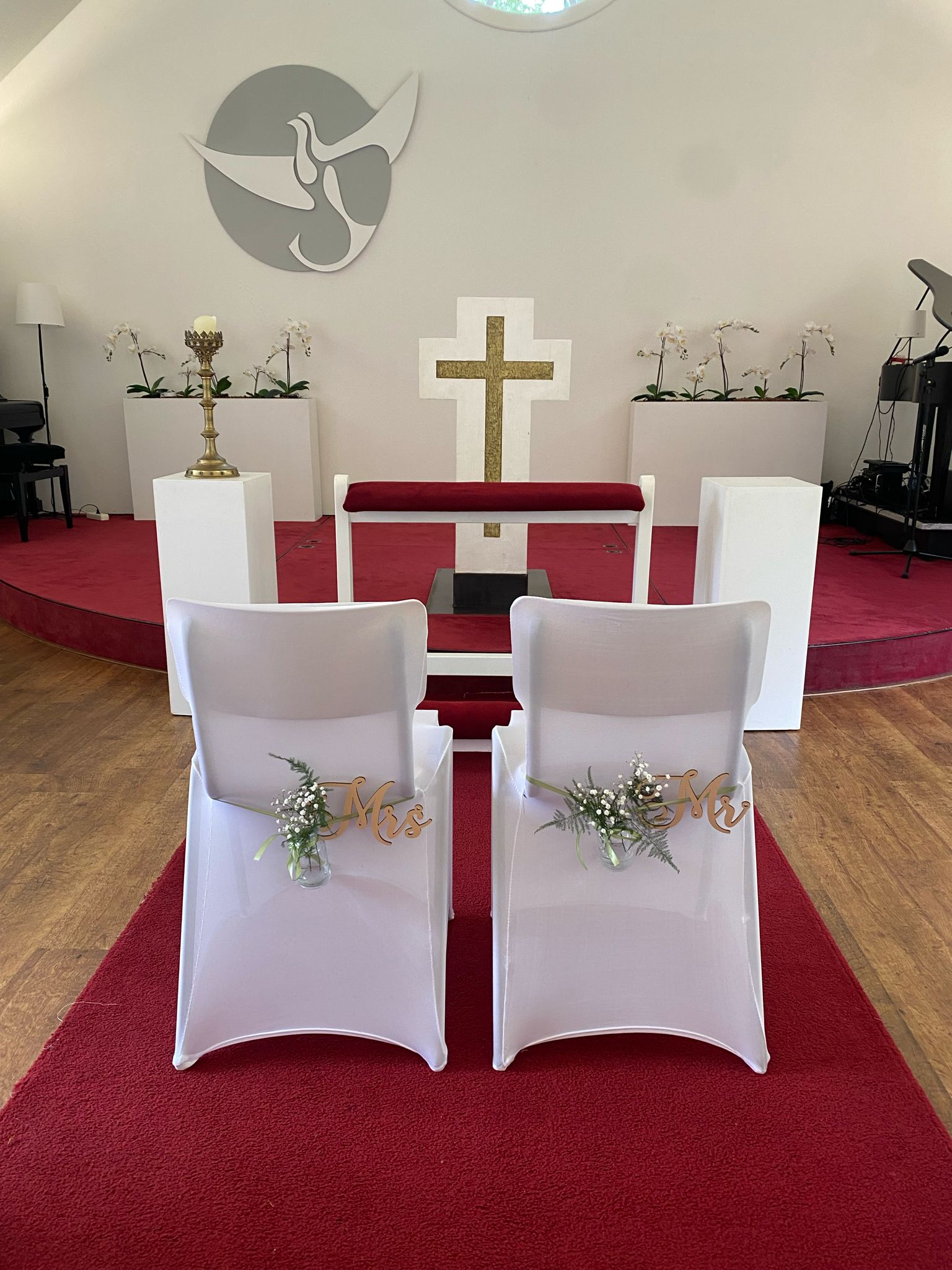 Versierde bruidsstoelen met Mr en Mrs bordjes op een bruiloft in Overijssel