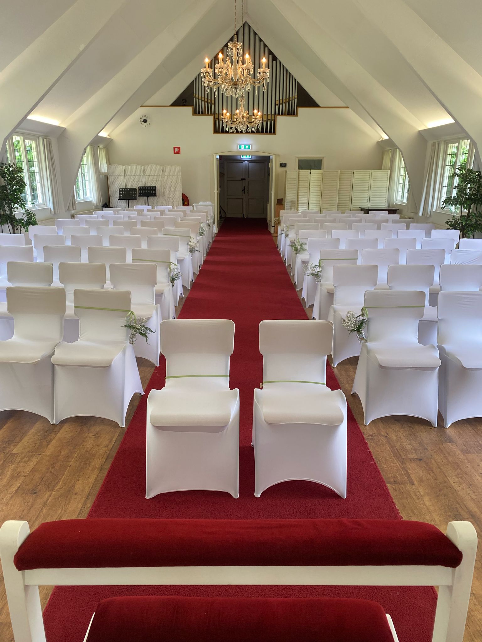 Orgel en ingetogen setting in het kerkje tijdens een herdenkingsdienst in Overijssel