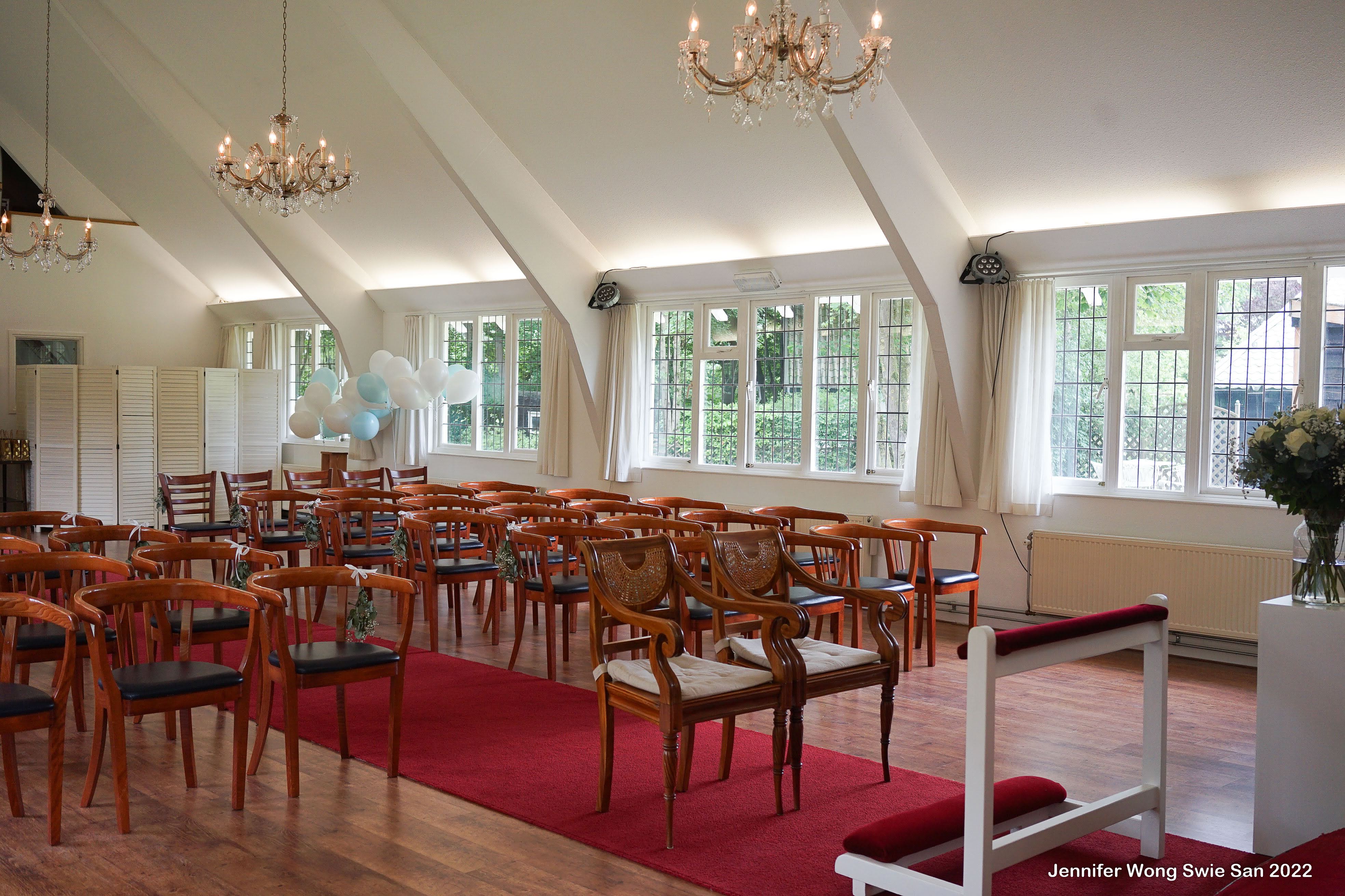 Feestelijk versierde zaal met ballonnen voor een verjaardagsfeest bij Wit Kerkje in Overijssel